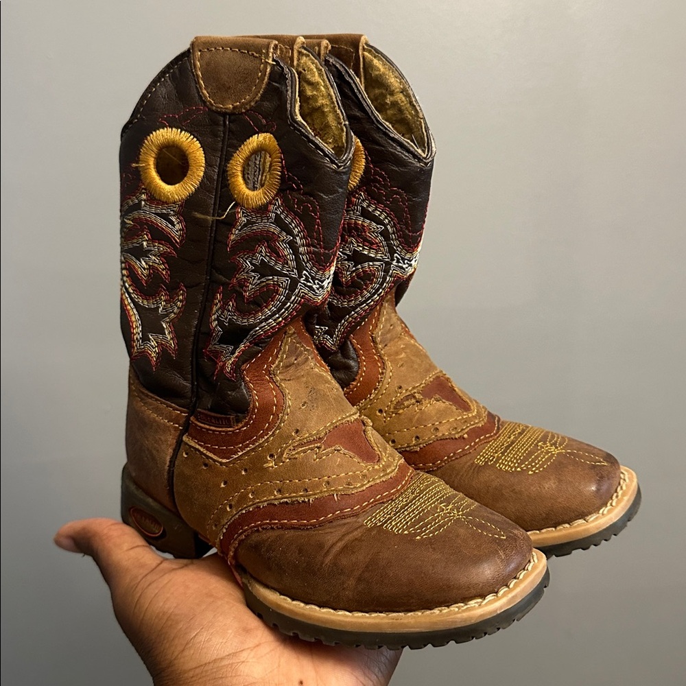 Bufalito Western Boots with Embroidered Design